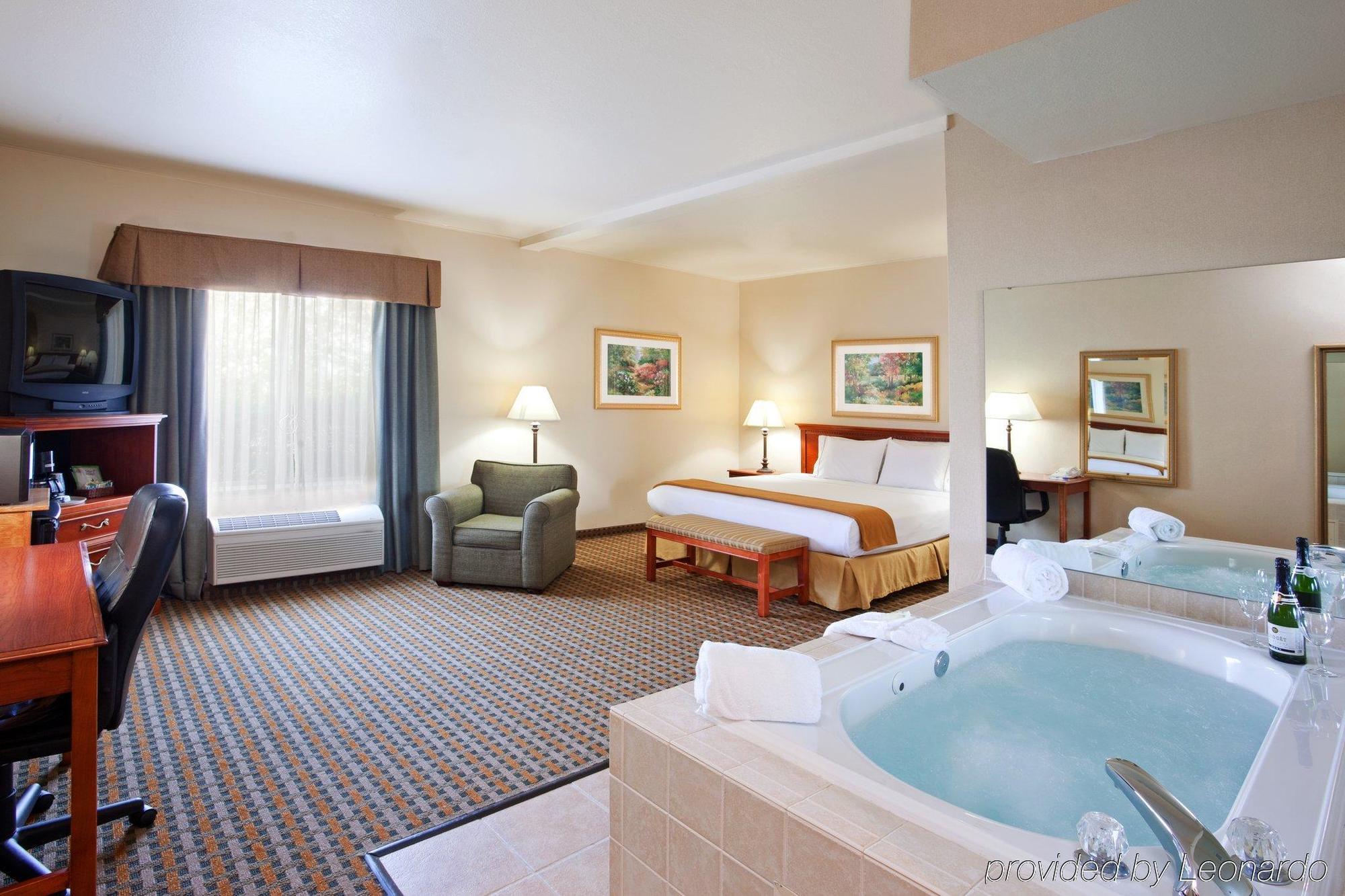 Holiday Inn Express Hotel & Suites Columbus Southeast Groveport, An Ihg Hotel Стая снимка